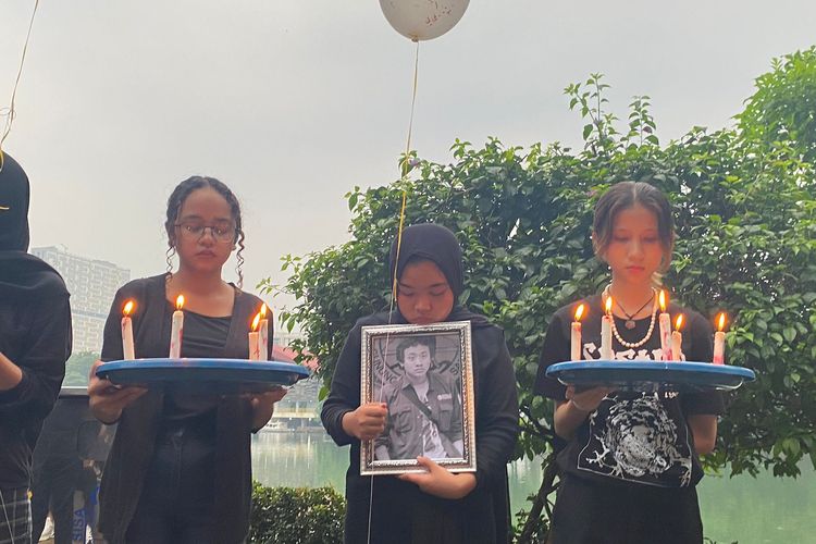 Mahasiswa UI yang membawa balon dan bunga sebagai bentuk duka cita terhadap kematian Akseyna di aksi simbolik di Taman Lingkar, Kampus UI, Depok, Kamis (28/3/2024). 