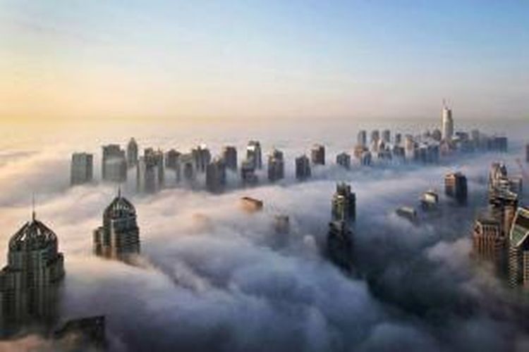 Selimut tebal kabut pagi, seperti kafan yang menutupi pencakar langit di Distrik Marina dan Jumeirah Lake Towers di Dubai, Uni Emirat Arab, 5 Oktober 2015.
