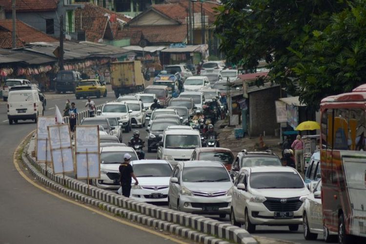 Tampak kendaraan mengantre ke arah timur di Jalan Raya Nagreg, Kabupaten Bandung, Jawa Barat, pada Rabu (4/5/2022). 
