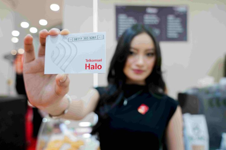 Model memamerkan kartu SIM Telkomsel Halo.