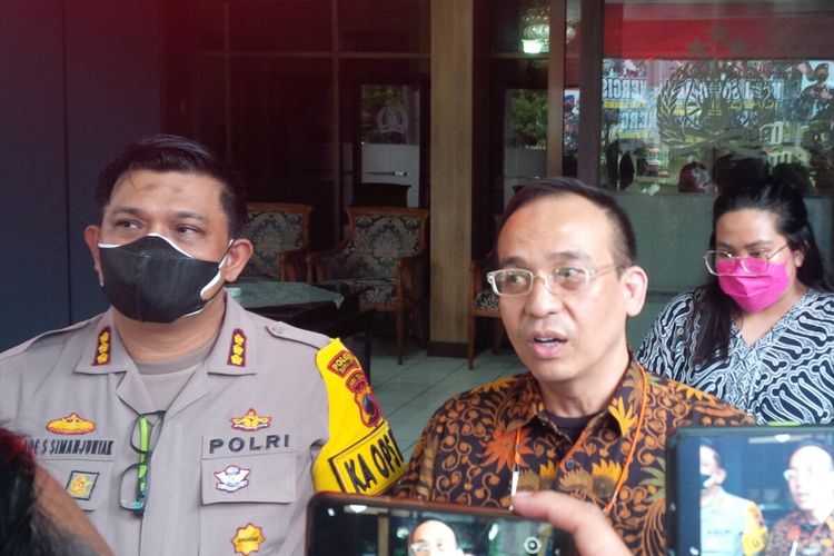 Kepala Staf Konas Resimen Mahasiswa, Muhammad Arwani Denny dan Kapolresta Solo Kombes Pol Ade Safri Simanjuntak di Mapolresta Solo, Jawa Tengah, Kamis (28/10/2021).