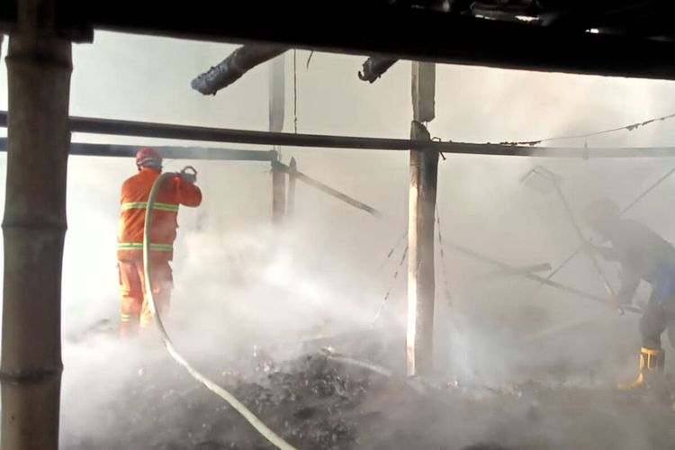 Petugas pemadam kebakaran berusaha mematikan api yang menghanguskan sebuah kandang ayam di Kabupaten Blitar, Jumat (28/1/2022)