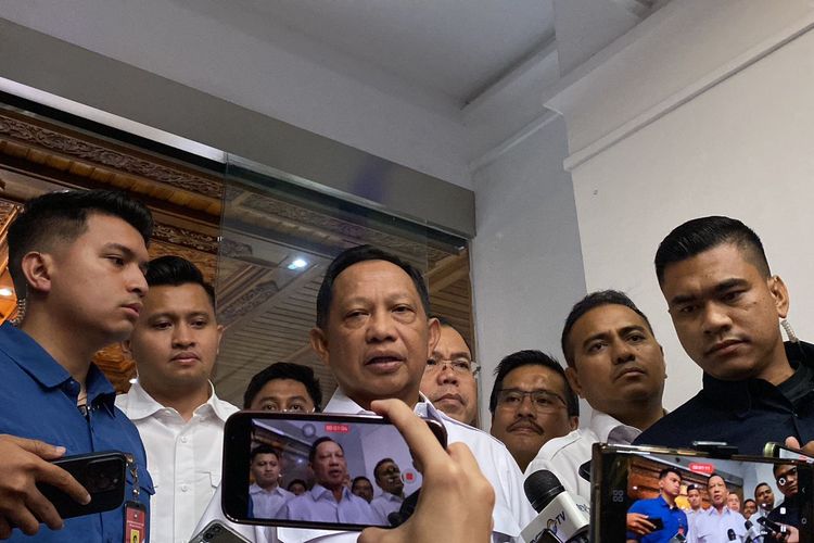 Menteri Dalam Negeri (Mendagri) Tito Karnavian sesaat setelah mengikuti rapat pleno terbuka penetapan hasil Pemilu di Kantor KPU, Menteng, Jakarta Pusat, Rabu (20/3/2024) malam.