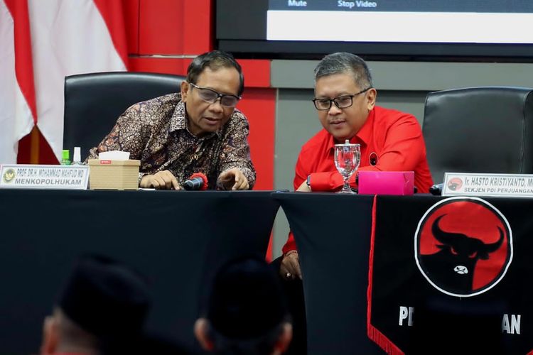 Menko Polhukam Mahfud MD dan Sekjen PDI-P Hasto Kristiyanto dalam diskusi bertema Reformasi Sistem Hukum di Sekolah Partai, Lenteng Agung, Jakarta, Kamis (13/10/2022).