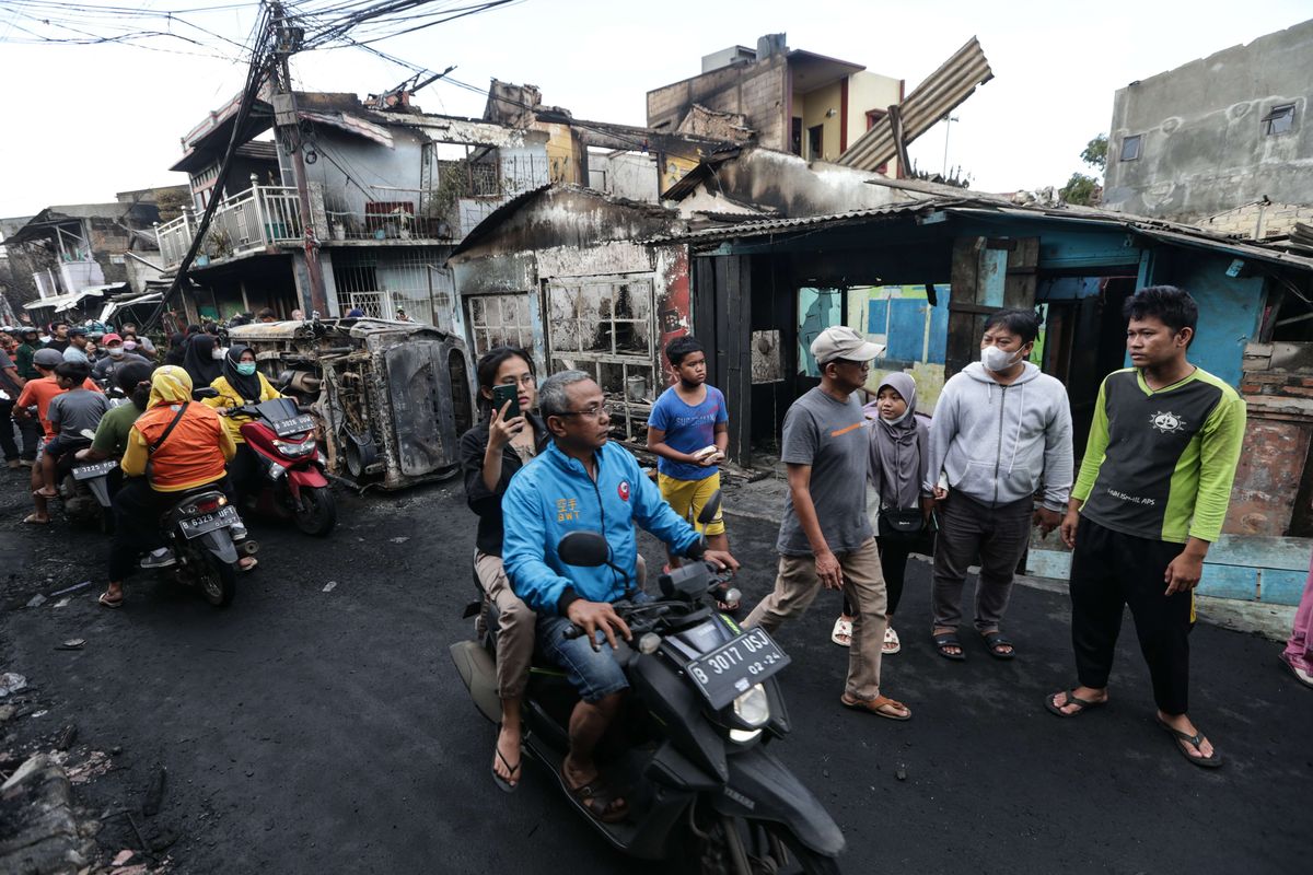 Warga melihat lokasi kebakaran di Kampung Tanah Merah usai ledakan Depo Pertamina Plumpang, Koja, Jakarta Utara, Sabtu (4/3/2023). Kebakaran ini mengakibatkan 17 orang meninggal dunia dan 51 orang luka-luka.