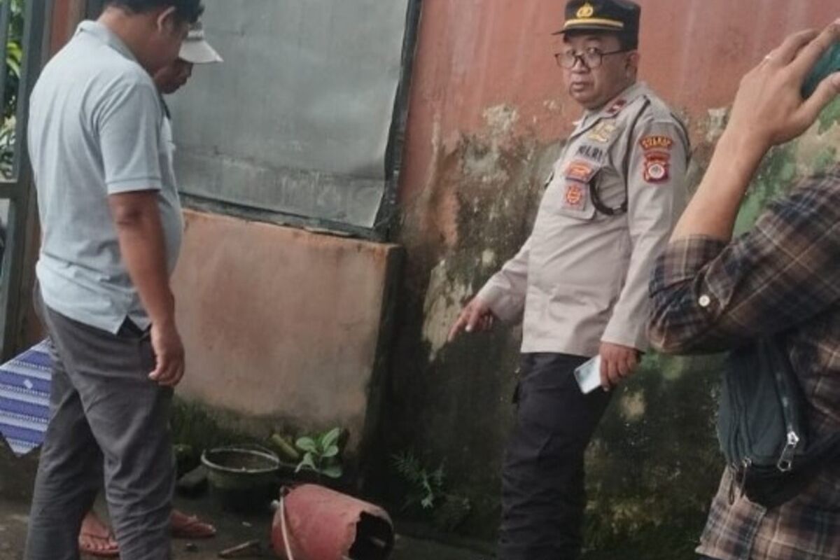Petugas Kepolisian menunjukkan tabung sabun yang meledak di Padukuhan Mriyan, Kalurahan Timbulharjo, Kapanewon Sewon, Bantul, DI Yogyakarta, Kamis (17/4/2025).