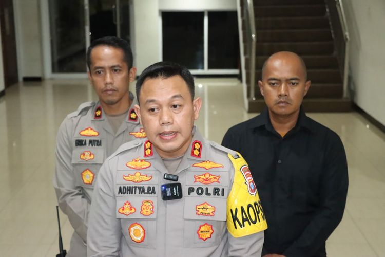 Kapolres Gresik AKBP Adhitya Panji Anom (tengah) saat memberi penjelasan kepada awak media di Mapolres Gresik, Jawa Timur, Minggu (19/11/2023) malam.