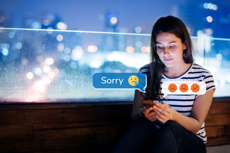 Ilustrasi seorang perempuan meminta maaf kepada pacarnya lewat chat.