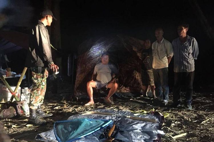 Premchai Karnasuta (tengah) ditangkap oleh pihak berwenang. (AFP/Cagar Alam Thailand)