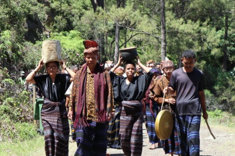 Pelaksanaan ritual pati ka du'a bapu ata mata di kawasan Taman Nasional Kelimutu (TNK), Minggu (14/8/2022).