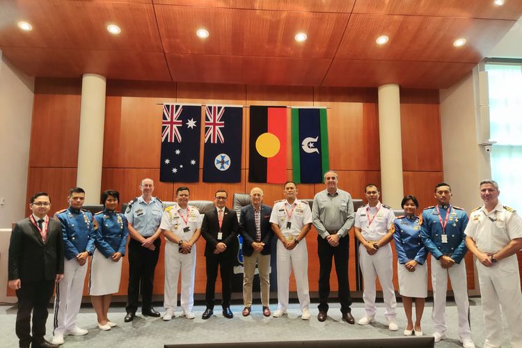 Konjen RI Sydney dan rombongan KRI Bima Suci dengan Wali Kota Cairns.