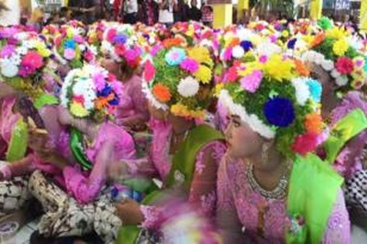 Gadis-gadis berpakaian kebaya dengan hiasan bunga warna-warni di kepala bersiap mengikuti upacara ngarot di Desa Lelea, Kabupaten Indramayu, Jawa Barat, Rabu (25/11).
