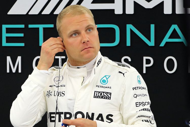 Pebalap Mercedes asal Finlandia, Valtteri Bottas, berada di garasi saat sesi latihan GP Bahrain di Sirkuit Internasioanl Bahrain, Sakhir, Jumat (14/4/2017).