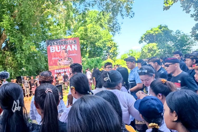 Warga Desa Gunaksa, Kecamatan Dawan, Kabupaten Klungkung, Bali, memasang spanduk  untuk mengutuk budaya kekerasan oleh senior terhadap junior di Sekolah Tinggi Ilmu Pelayaran (STIP) Jakarta, Jumat (10/5/2024). Kompas.com/ Yohanes Valdi Seriang Ginta