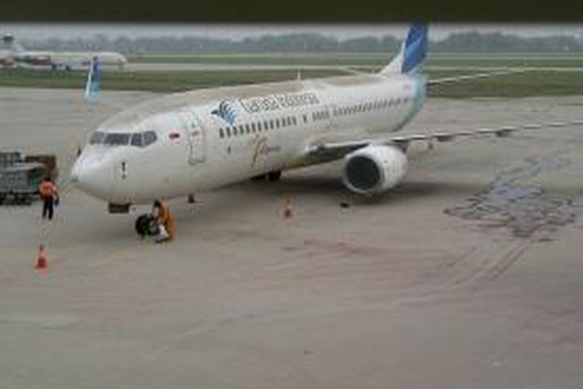 Abu tebal akibat letusan Gunung Kelud menutupi apron Bandara Internasional Juanda Surabaya, Jumat (14/2/2014). Untuk sementara aktivitas penerbangan di Bandara Juanda ditutup karena abu vulkanik Kelud dianggap membahayakan penerbangan.