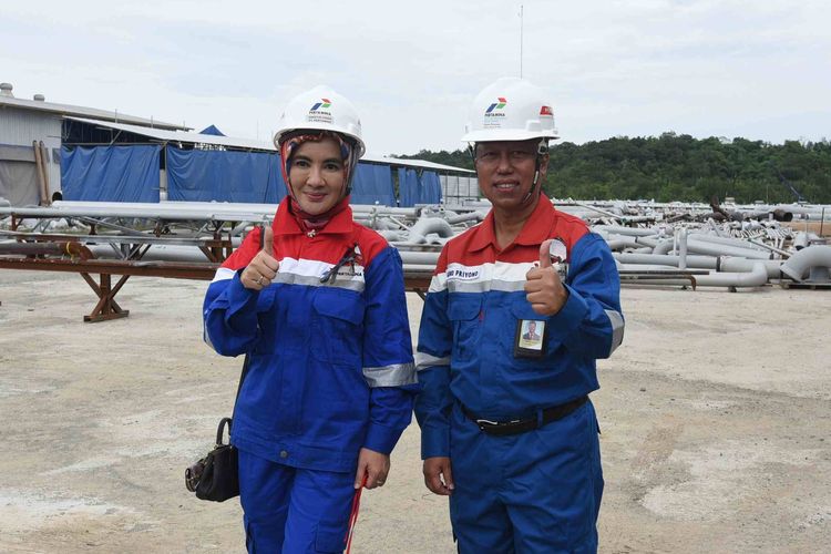 Direktur Utama PT Pertamina Nicke Widyawati bersama Direktur Utama PT Kilang Pertamina Internasional Djoko Priyono meninjau progres pembangunan Kilang di Balikpapan, Kalimantan Timur, Sabtu (8/01/2022).