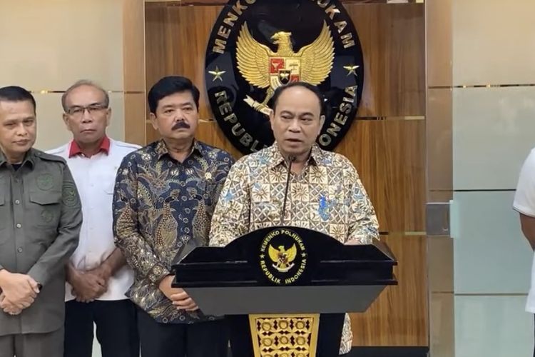 Menteri Kominfo Budi Arie Setiadi setelah rapat di Kantor Kementerian Koordinator Bidang Politik, Hukum, dan Keamanan (Kemenko Polhukam), Jakarta Pusat, Selasa (19/3/2024).