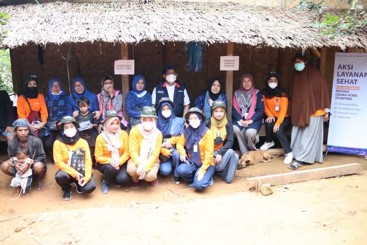 Para Bidan Inspiratif Untuk Negeri dari Dompet Dhuafa dan Kimia Farma menggelar program layanan kesehatan untuk masyarakat Baduy, pekan lalu.
