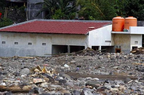Boediono Kunjungi Lokasi Bencana Banjir di Manado