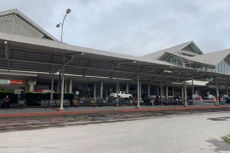 DITUTUP: Kondisi Bandara Internasional Sam Ratulangi di Kota Manado, Sulawesi Utara, tampak sunyi setelah kegiatan operasionalnya ditutup akibat dampak sebaran abu vulkanik Gunung Ruang di Kabupaten Kepualaun Siau Tagulandang Biaro (Sitaro), Selasa (30/4/2024) pukul 15.17 Wita. Jalan, parkiran, dan atap bandara memutih diselimuti abu vulkanik.