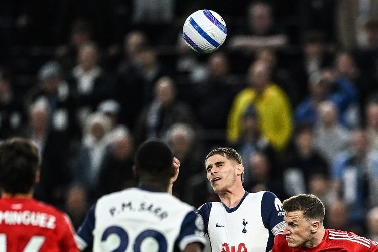 Micky van de Ven berduel dengan Chris Wood dalam pertandingan Liga Inggris antara Tottenham Hotspur vs Nottingham Forest di Stadion Tottenham Hotspur di London, pada 21 April 2025.(Photo by Ben STANSALL / AFP) 