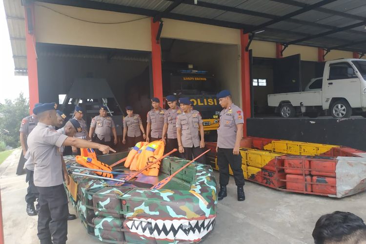 Perahu berbahan derigen buatan Brimob Polda Jateng