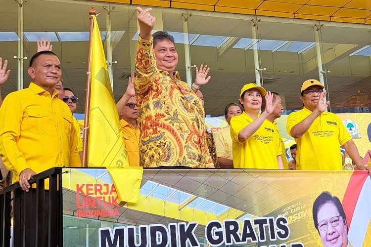 Ketua Umum Partai Golkar Airlangga Hartarto melepas keberangkatan rombongan mudik gratis Hari Raya Idul Fitri 1444 Hijriah dari kantor DPP Partai Golkar, Jakarta, Rabu (12/4/2023).