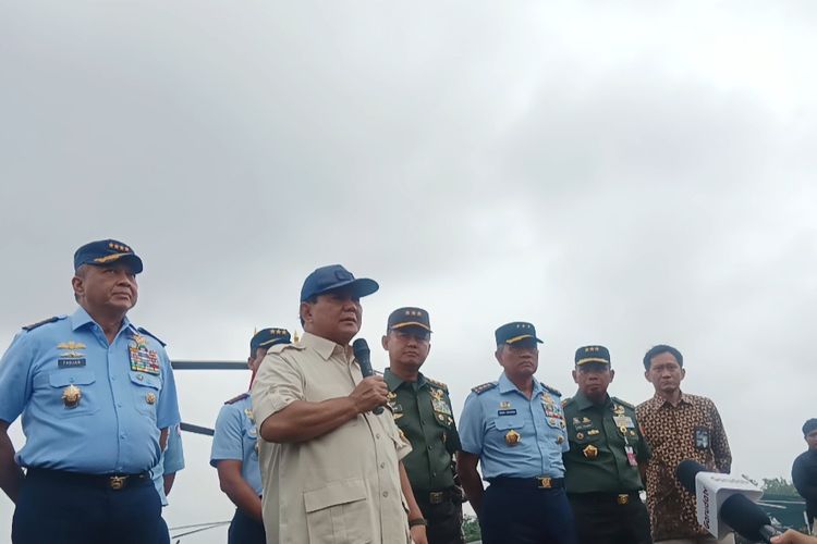 Menhan Prabowo Subianto saat memberikan keterangan pers di Lanud Atang Sendjaja, Bogor, Jawa Barat, Jumat (1/12/2023). 