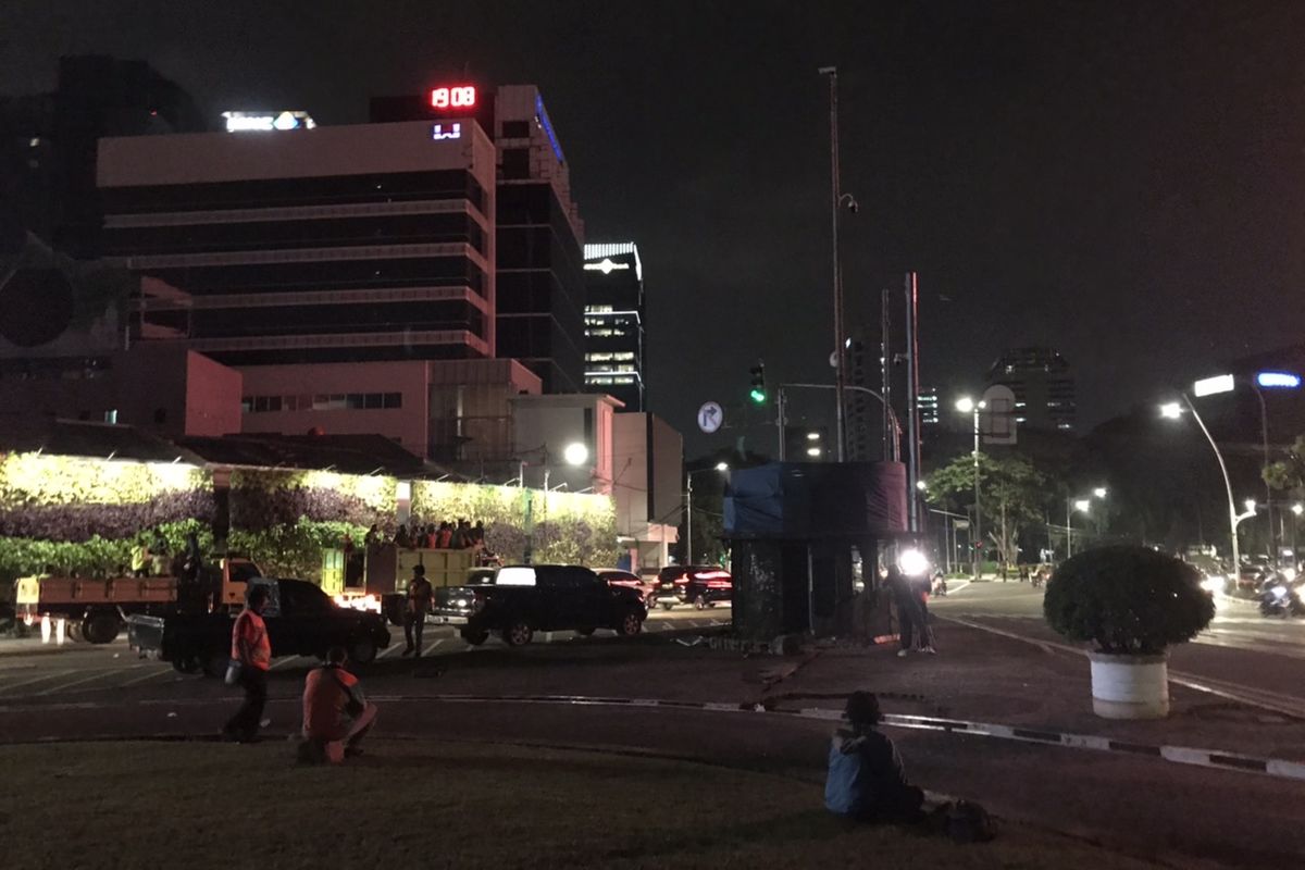 Sebagian aarat kepolisian meninggalkan kawasan Tugu Tani, Menteng Jakarta pada Selasa (13/10/2020) sekitar pukul 18.30 WIB.