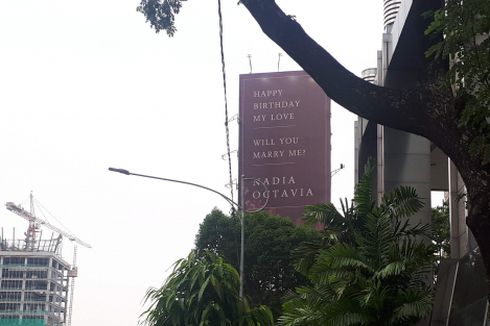 Dilamar Kekasih dengan Reklame di Jalan Gatot Subroto, Nadia Bahagia...