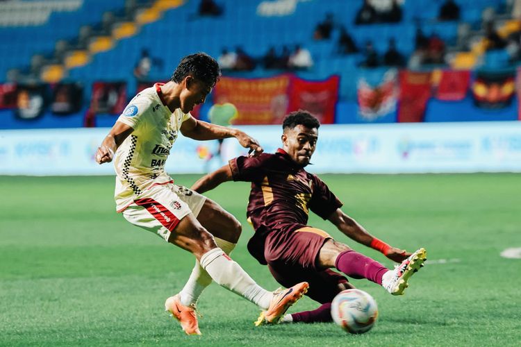 Pemain PSM Makassar Yakob Sayuri menghalau tendangan pemain Bali United saat laga pekan ke-25 Liga 1 2023-2024 yang berakhir dengan skor 0-0 di Stadion Batakan Balikpapan, Sabtu (24/2/2024) malam.