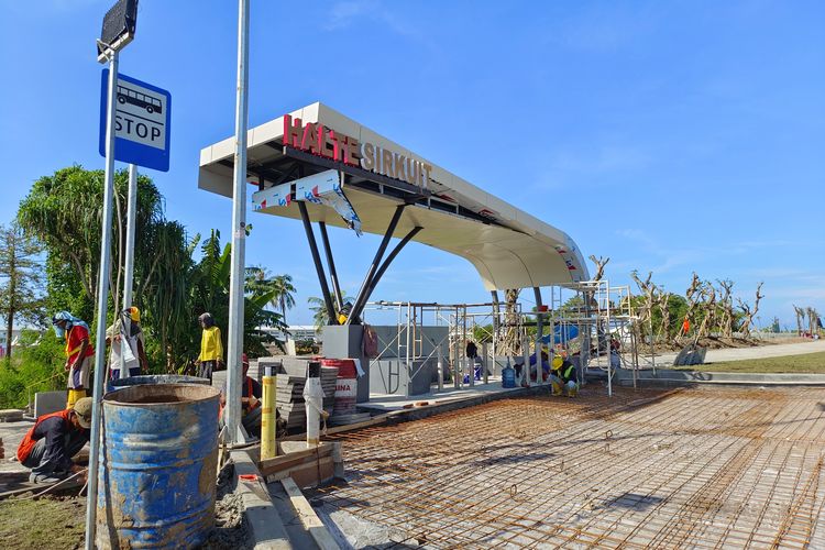 Pembangunan Halte Sirkuit di depan pintu gerbang utama Sirkuit Mandalika pada Selasa (15/3/2022).