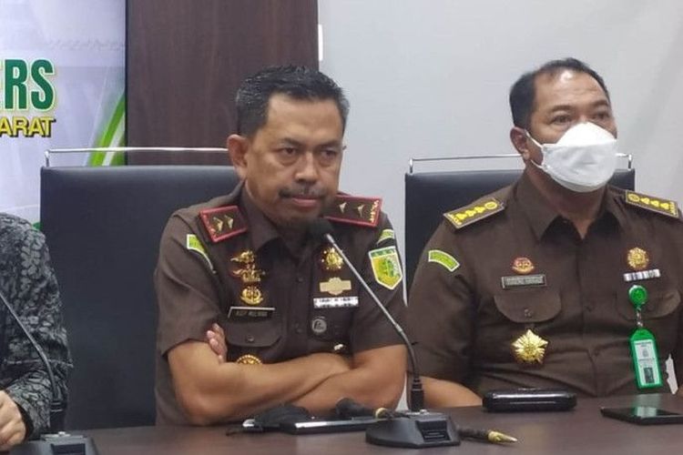 Kepala Kejaksaan Tinggi Jawa Barat, Asep N Mulyana (paling kiri).