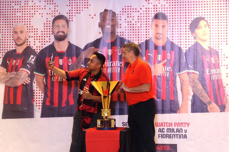 Legenda AC Milan,Daniele Massaro, melayani permintaan foto fan bersama trofi scudetto di Hotel Borobudur, Jakarta, Minggu (13/11/2022).