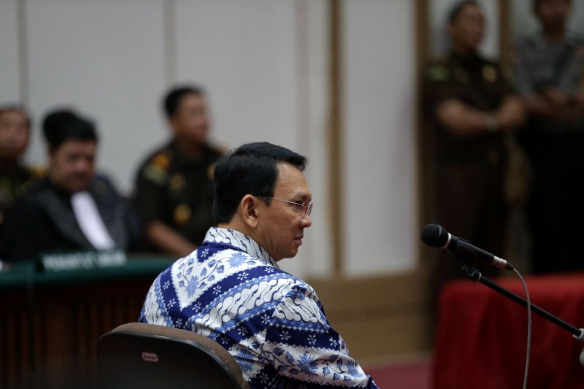 Basuki Tjahaja Purnama atau Ahok mengikuti sidang pembacaan putusan di Pengadilan Negeri Jakarta Utara di Auditorium Kementerian Pertanian, Jakarta Selatan, Selasa (9/5/2017). 