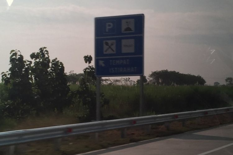 Papan petunjuk tempat istirahat di Seksi 3 Tol Pejagan-Pemalang.