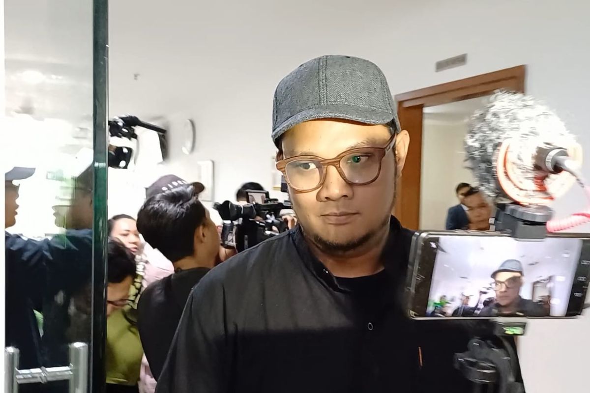 Momen Virgoun bungkam usai jalani sidang kasus pengalihan hak royalti di Pengadilan Negeri (PN) Jakarta Pusat, Rabu (28/2/2024). 