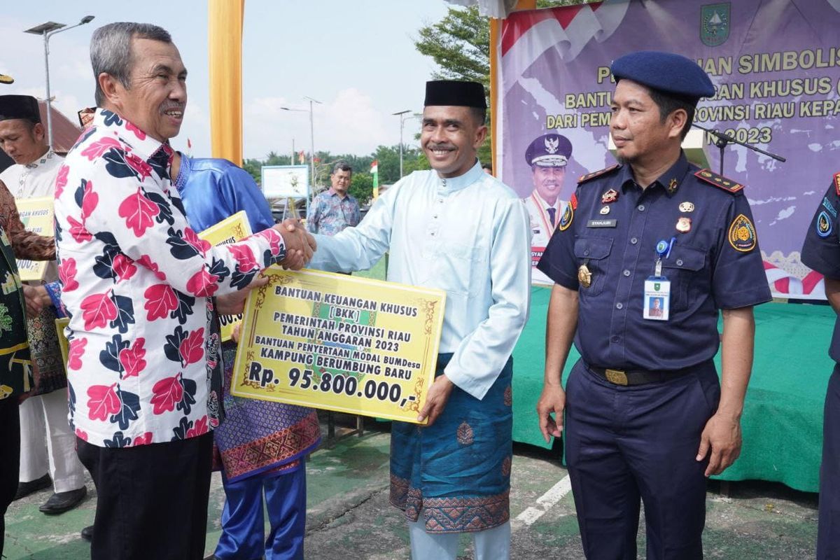 Gubernur Syamsuar serahkan Bantuan Keuangan Khusus untuk desa di Kabupaten Siak.