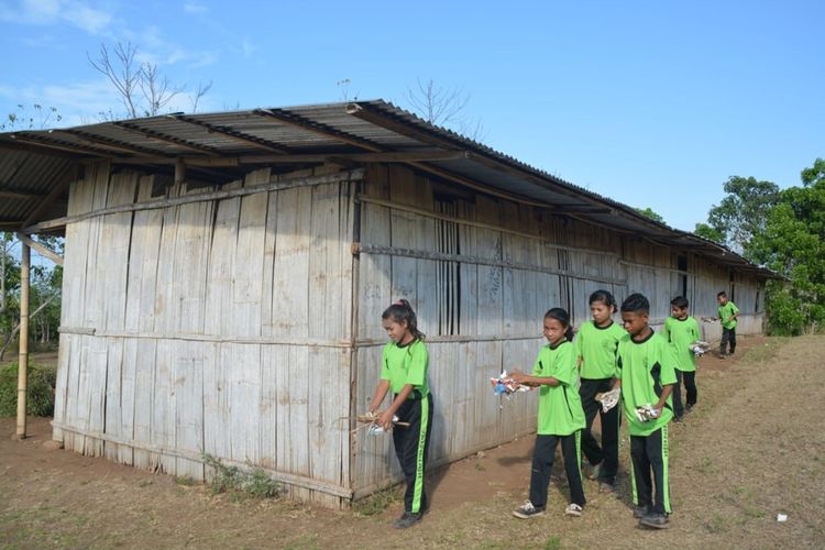 Empat Ruangan belajar di SMPN 10 Kota Komba di Kampung Gulung, Desa Pong Ruan, Kec. Kota Komba kondisinya sangat darurat dan kini kondisinya miring, Sabtu, (2/11/2019). (KOMPAS.com/MARKUS MAKUR)