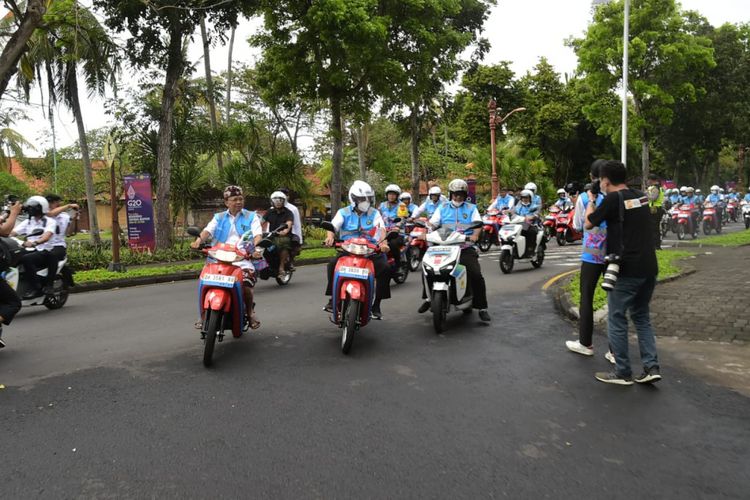 Menteri ESDM Arifin Tasrif mengajak masyarakat Bali untuk mengalihkan kendaraan roda dua berbahan bakar minyak (BBM) yang mereka milik untuk dikonversi menjadi kendaraan listrik agar terwujud Bali industri pariwisata yang bebas emisi.