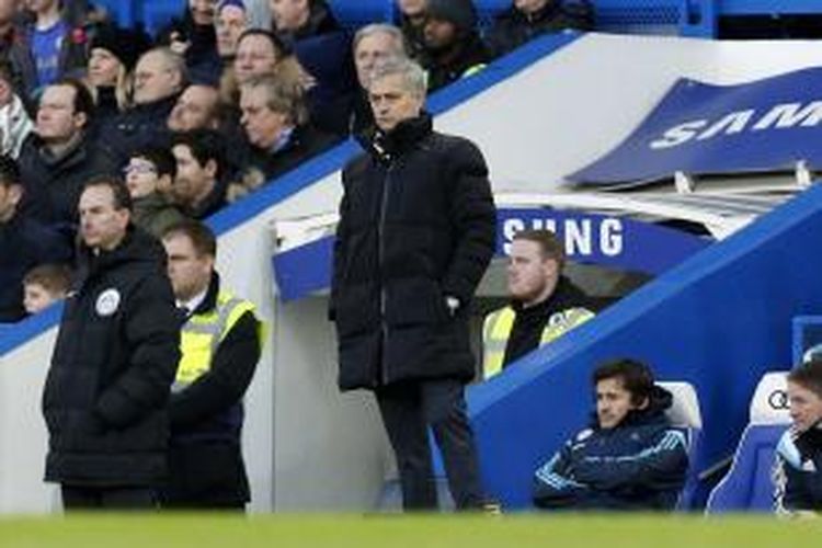 Salah satu ekspresi pelatih Chelsea Jose Mourinho ketika menyaksikan anak-anak didiknya melakoni pertandingan putaran keempat Piala FA melawan Bradford City, di Stamford Bridge, London, Sabtu (24/1/2015).