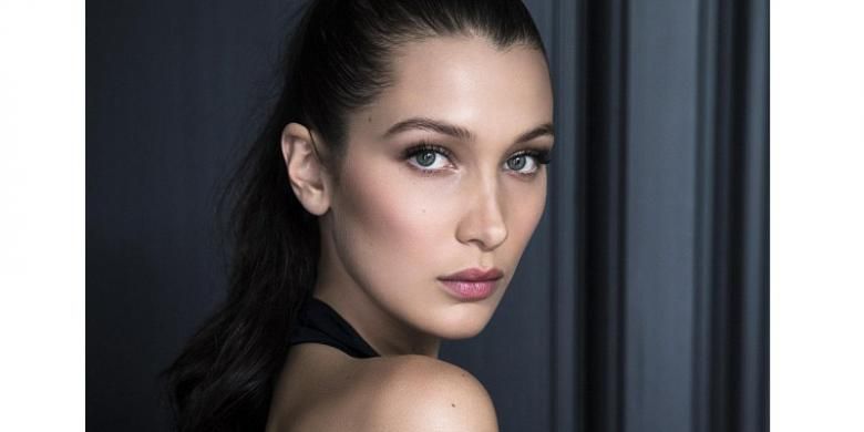 Koleksi Hijab Model Keffiyeh, Terinspirasi Bella Hadid saat Aksi Bela  Palestina