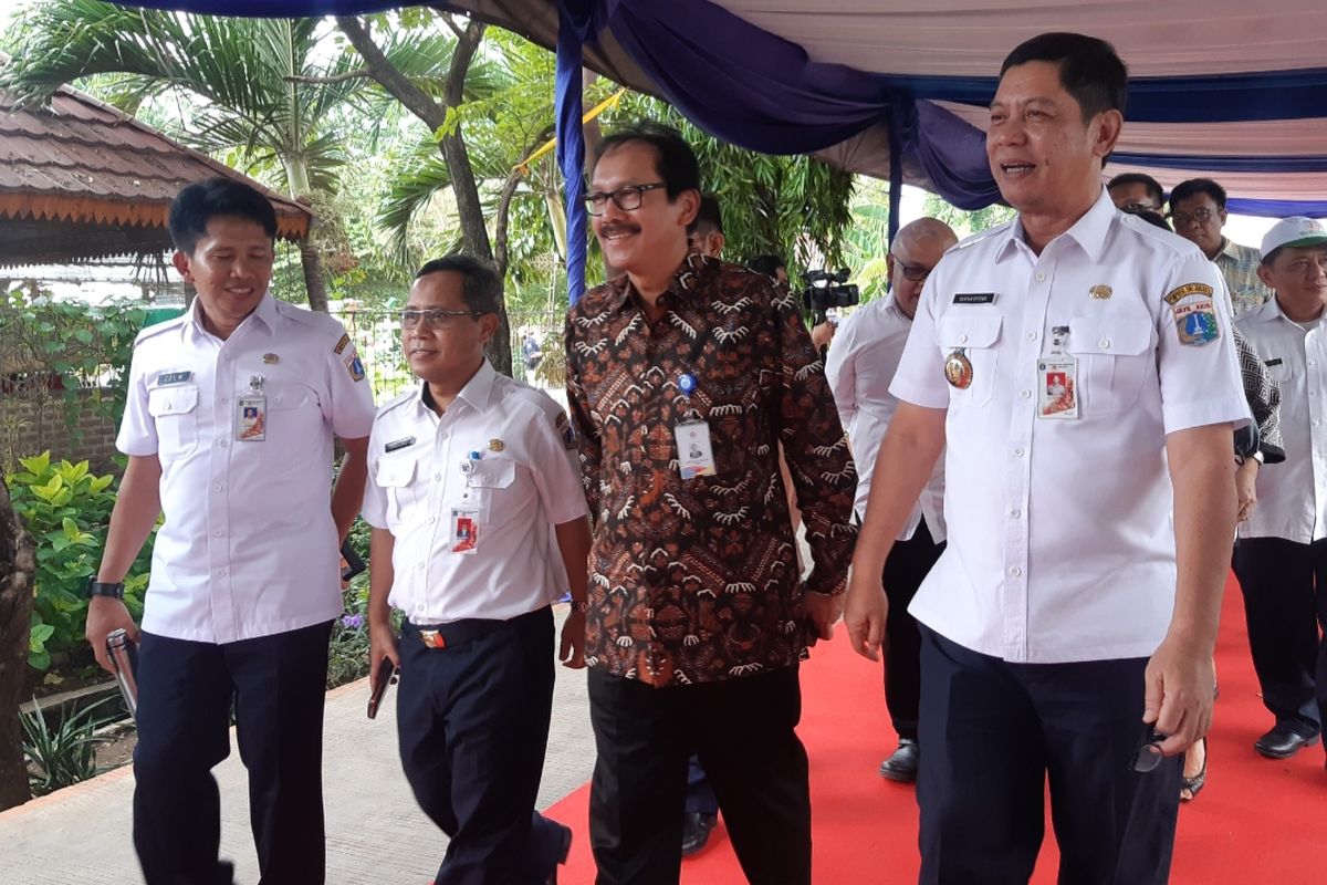 Wali Kota Jakarta Barat Rustam Effendi saat meluncurkan program Gemar Menabung Sampah dan Saung Edukasi (Gemas dan Seksi) di Cengkareng, Jakarta Barat, Rabu (4/12/2019).
