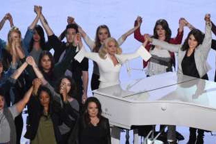 Lady Gaga tampil di panggung Oscar 2016 bersama para korban kekerasan seksual, Minggu (28/2/2016).