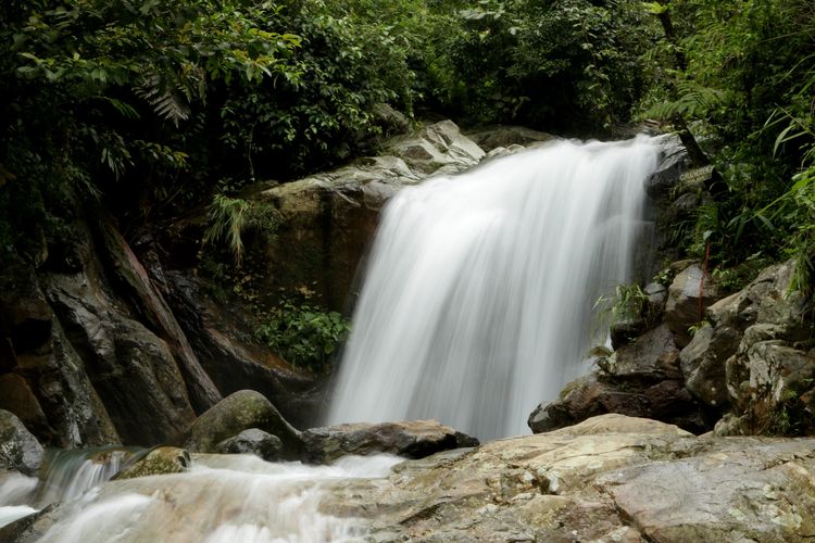 Suasana di Curug Hordeng di Kampung Cibereum, Desa Cibadak, Kecamatan Sukamakmur, Kabupaten Bogor, Jawa Barat, Selasa (27/10/2020). Di kawasan ini pengunjung bisa menikmati wisata curug dan trekking menuju 3 destinasi curug yaitu curug cibuliar, curug kembar dan curug hordeng.