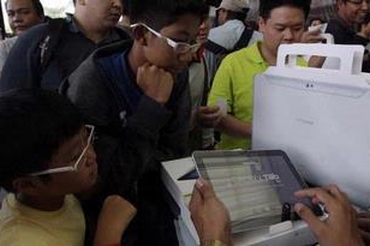 Warga membeli produk terbaru Samsung GALAXY TAB 10.1 pada penjualan perdananya di stan Samsung, Pacific Place, kawasan SCBD, Jakarta, Sabtu (2/7/2011).