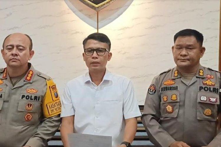 Dirkrimum Polda Sumut, Kombes Sumaryono (tengah) Kabid Propam Polda Sumut Kombes Dudung (Kiri) dan Penmas Kasubdit AKBP Herwansyah saat gelar paparan kasus penganiayaan yang melibatkan anak dari perwira menengah polisi.
