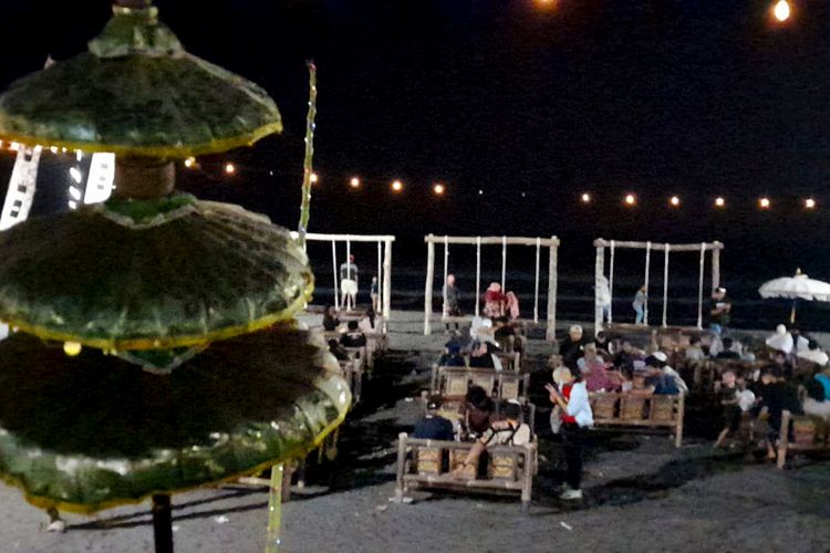 Suasana Malam di De Cafa, Tempat Nongkrong di Pantai Glagah Kulon Progo (17/4/2026).