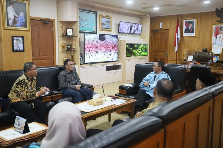 Sestama BPJPH Muhammad Aqil Irham bersama Kepala Biro Perencanaan dan Organisasi, Zulfan Syarif Hasibuan ketika melakukan kunjungan kerja ke Kantor Wali Kota Batam, Kamis (19/2/2026). 
