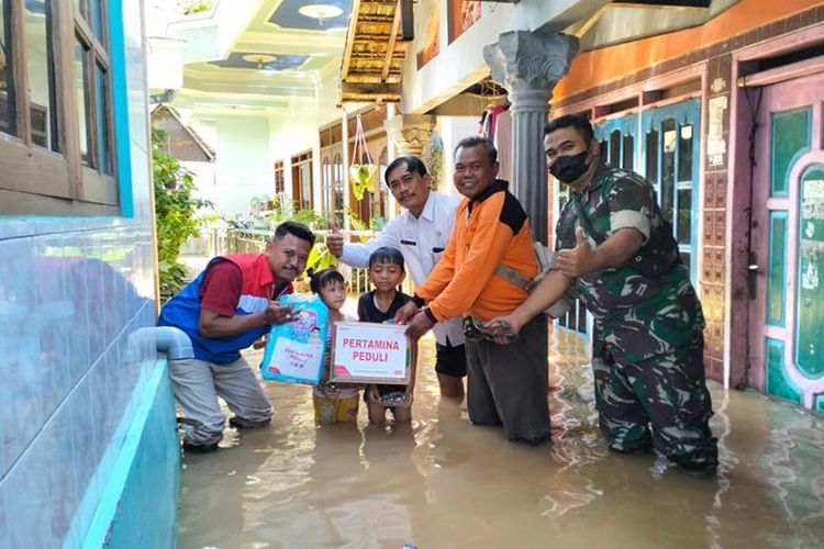 Pertamina memberikan bantuan kepada korban banjir di Pati, Jateng. 